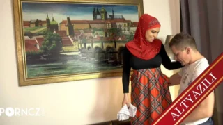 İlk Defa Masaj Yaptıran Kızla Kendini Kaybediyor